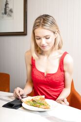 Хоть я и сама худая, но сиськи то у меня что надо!