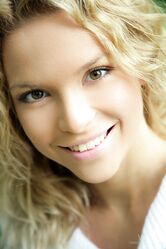 Интересно, она на спор разделась, или сама так захотела?