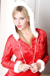 Хотел бы, чтобы она подарочек тебе на Новый Год преподнесла?