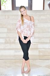 А хочешь я для тебя даже трусики сниму?