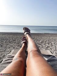 Приходи ко мне на пляж, трусы сними и рядом ляжь