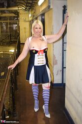 Разве можно такую красоту за решеткой держать?