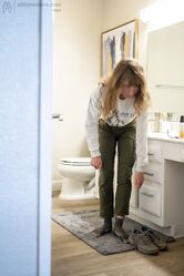 Подглядывать между прочим неприлично