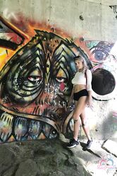 И вообще я красавица, а не жалкая блядь!