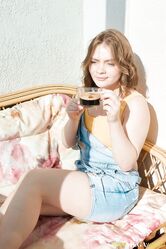 Такая молодая, а уже в жопу ебется